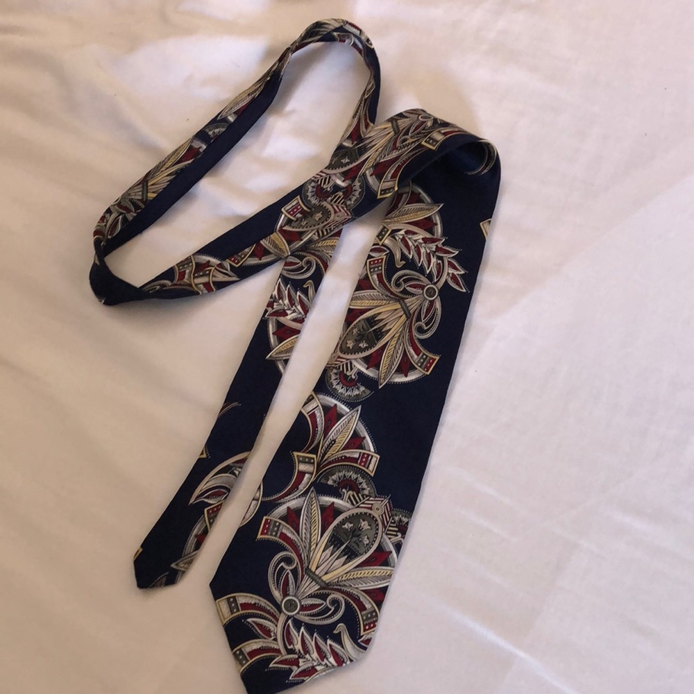 Oscar de la Renta navy paisley silk tie